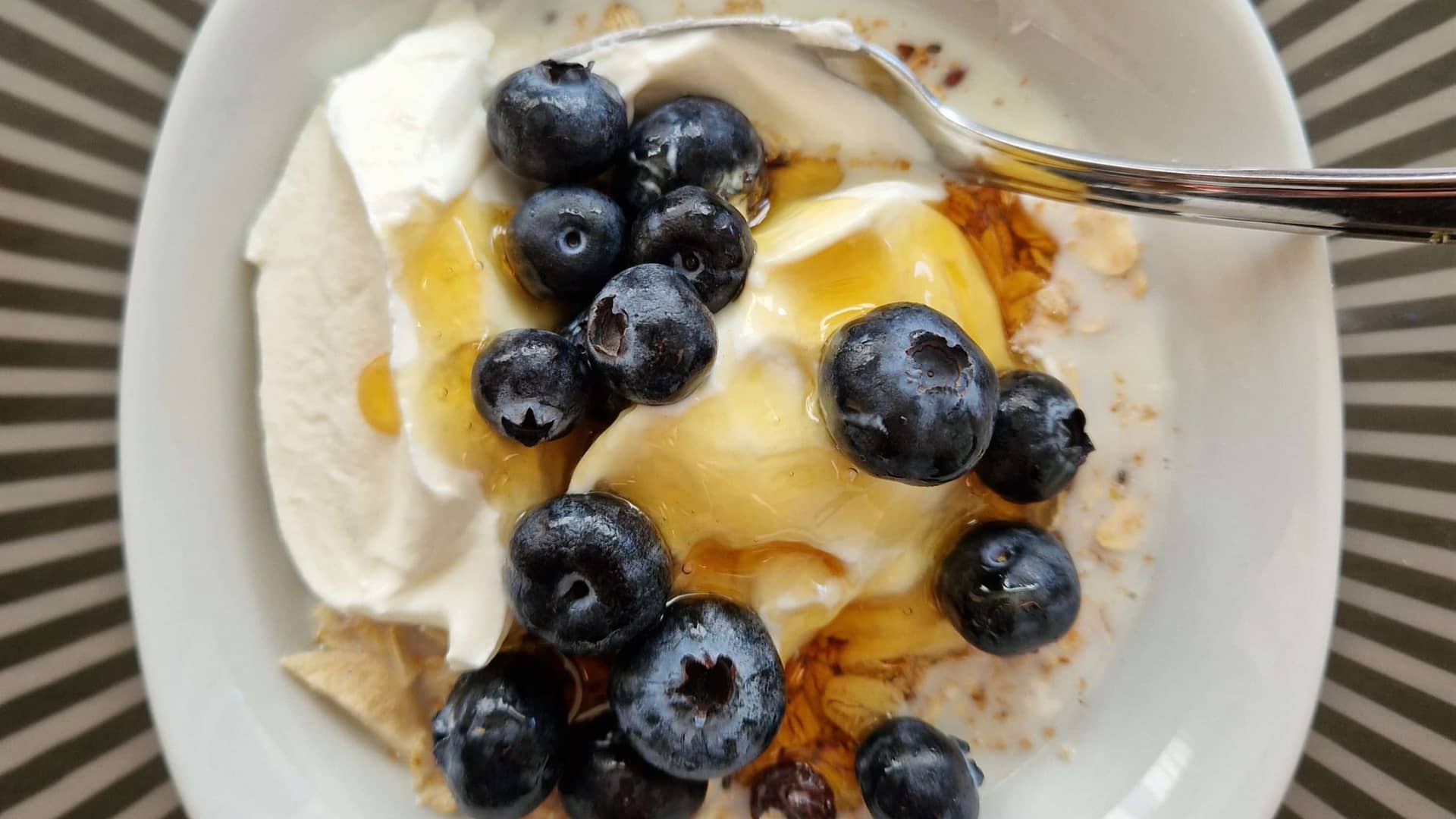 Dessert aus Joghurt, Honig und Heidelbeeren in einer Schüssel