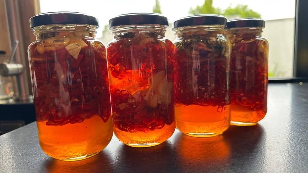 Köstliches Honig Relish auf einem Tisch